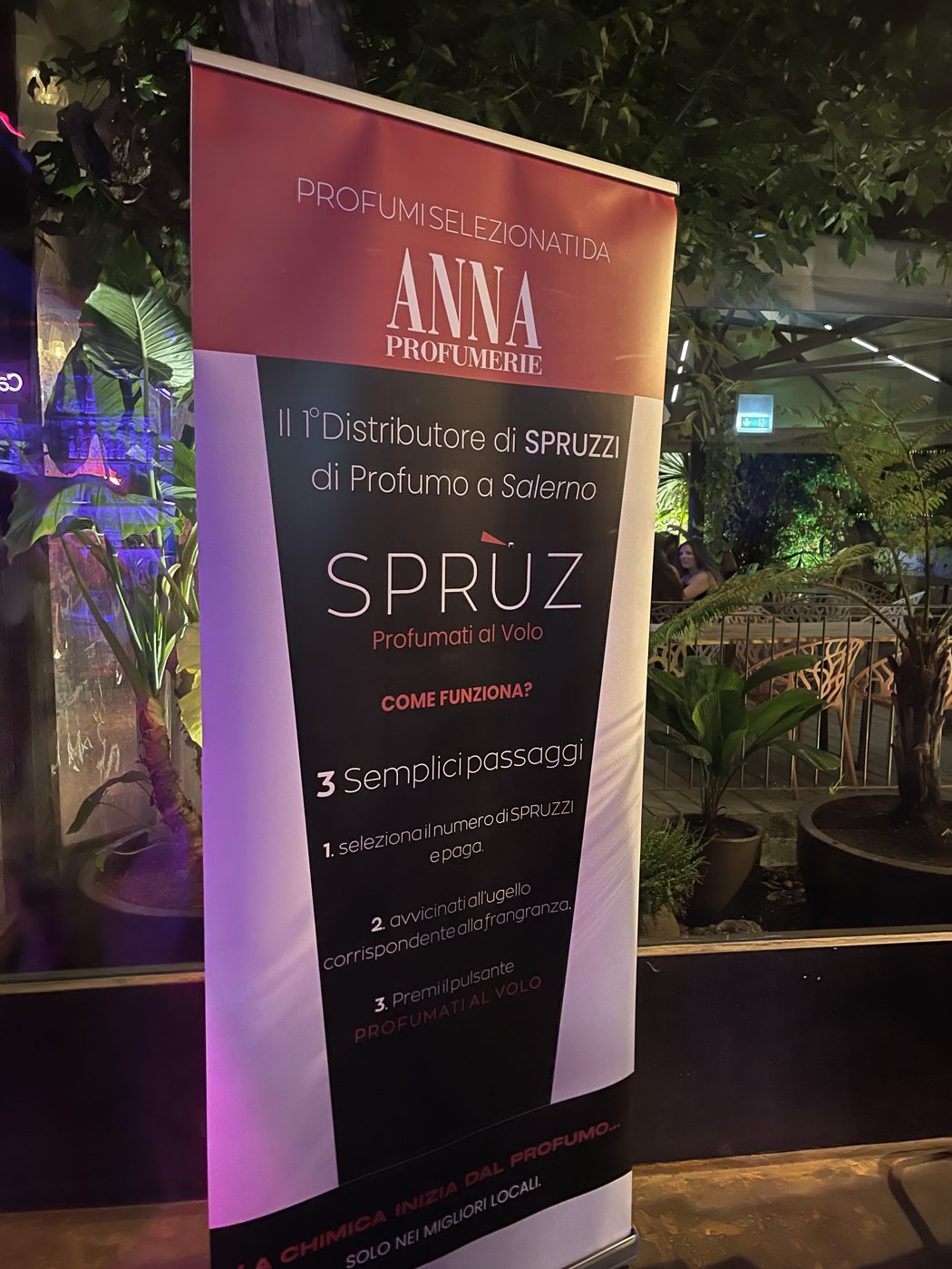 Il totem Sprùz in un locale: profumi selezionati da Anna Profumerie e i tre passaggi per profumarsi al volo